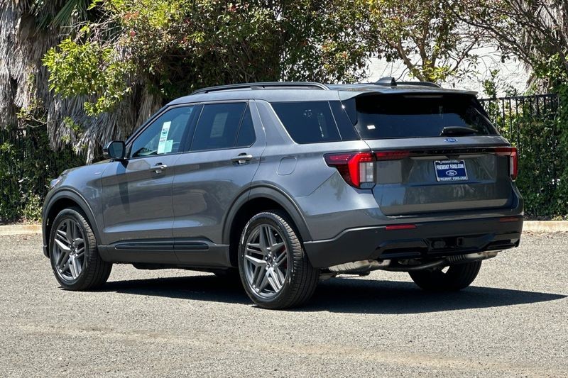 Ford Explorer Vehicle Full-screen Gallery Image 05