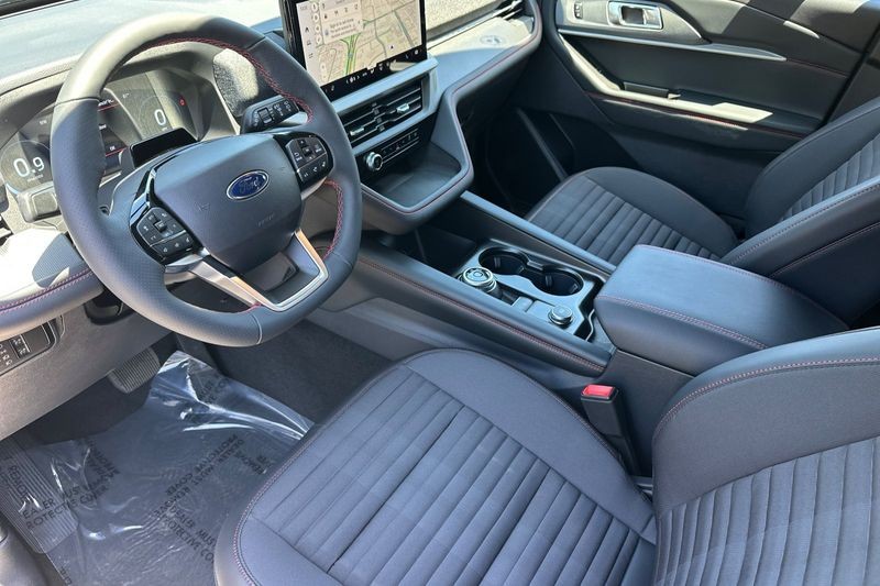 Ford Explorer Vehicle Full-screen Gallery Image 09