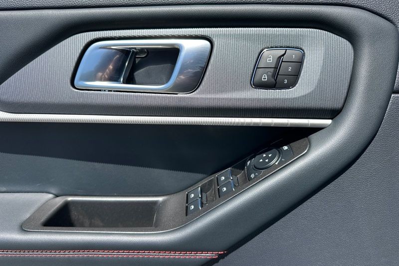 Ford Explorer Vehicle Full-screen Gallery Image 10
