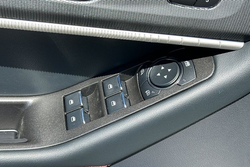 Ford Explorer Vehicle Full-screen Gallery Image 11