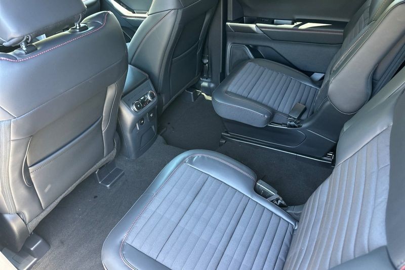 Ford Explorer Vehicle Full-screen Gallery Image 12