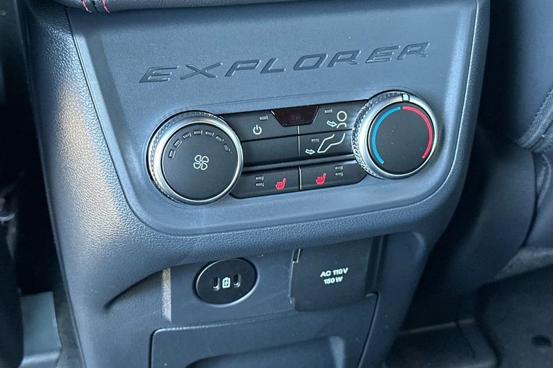 Ford Explorer Vehicle Full-screen Gallery Image 13