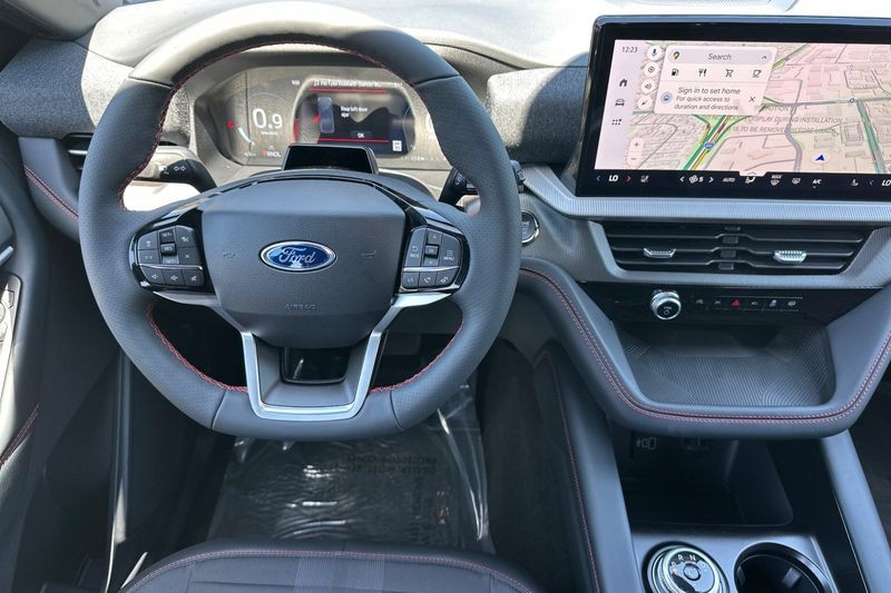 Ford Explorer Vehicle Full-screen Gallery Image 15