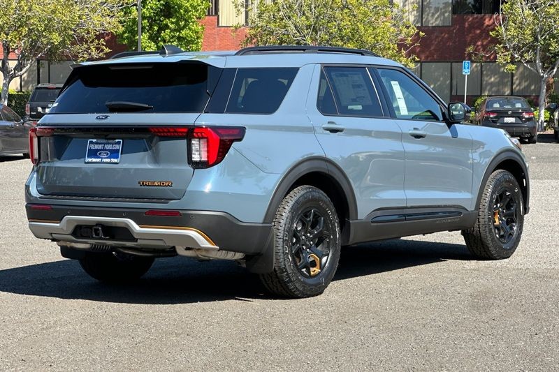 Ford Explorer Vehicle Full-screen Gallery Image 03