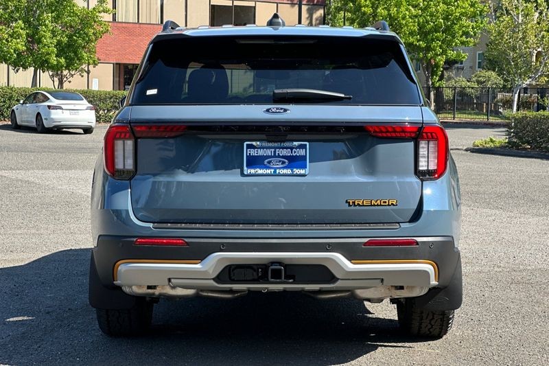 Ford Explorer Vehicle Full-screen Gallery Image 04