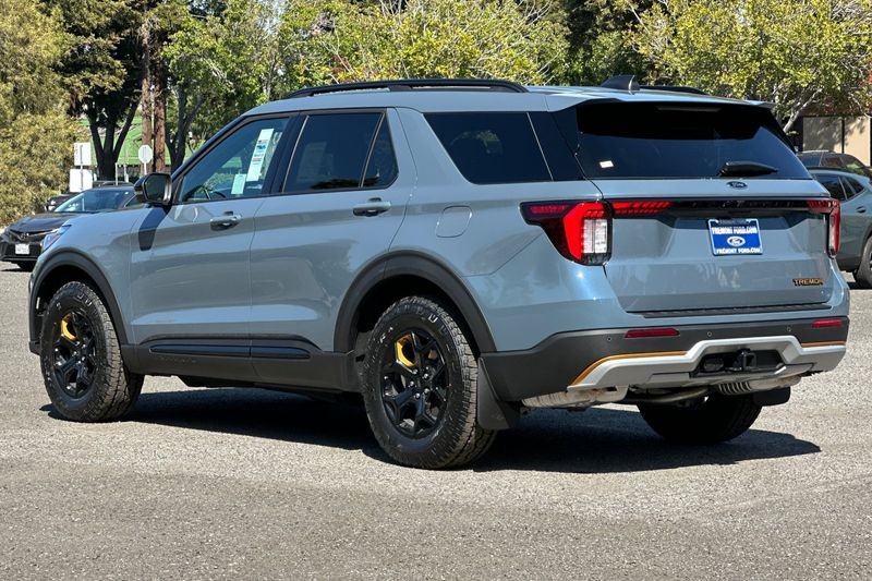 Ford Explorer Vehicle Full-screen Gallery Image 05