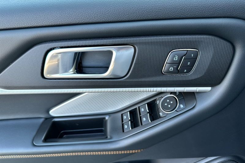 Ford Explorer Vehicle Full-screen Gallery Image 10