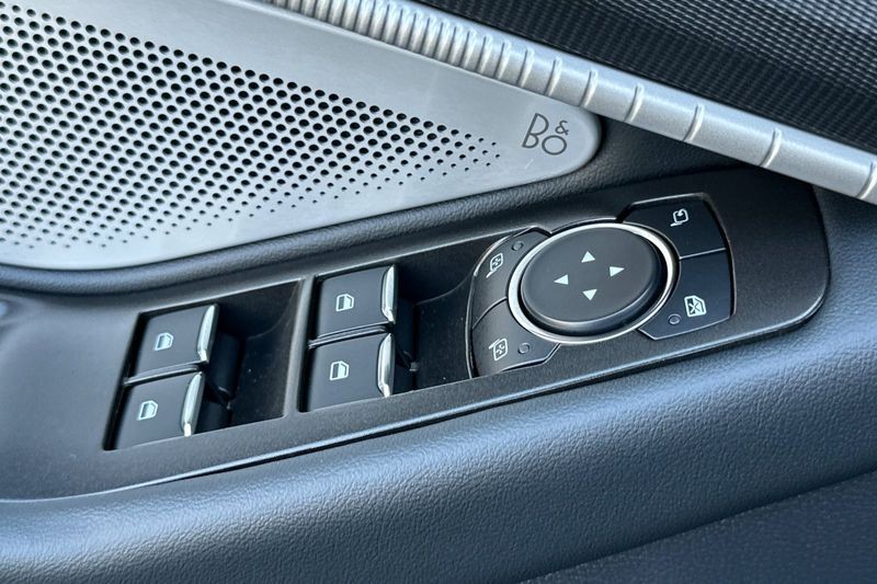 Ford Explorer Vehicle Full-screen Gallery Image 11