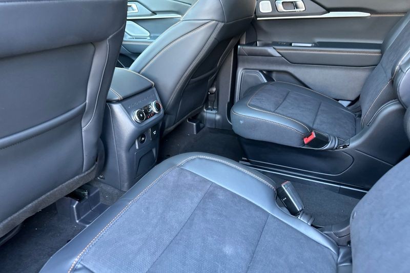 Ford Explorer Vehicle Full-screen Gallery Image 12