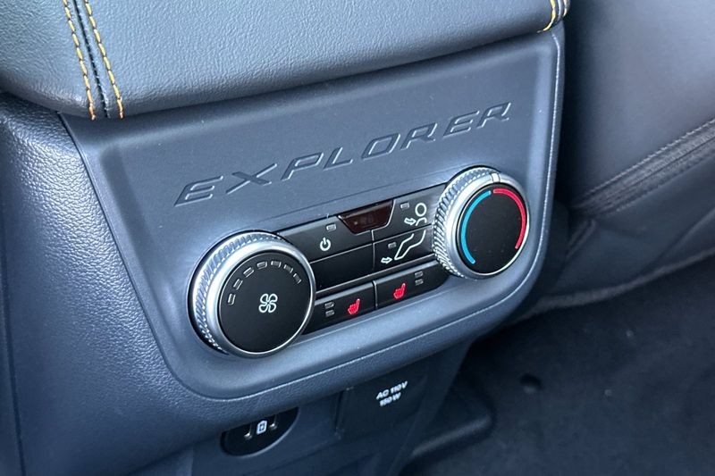 Ford Explorer Vehicle Full-screen Gallery Image 13