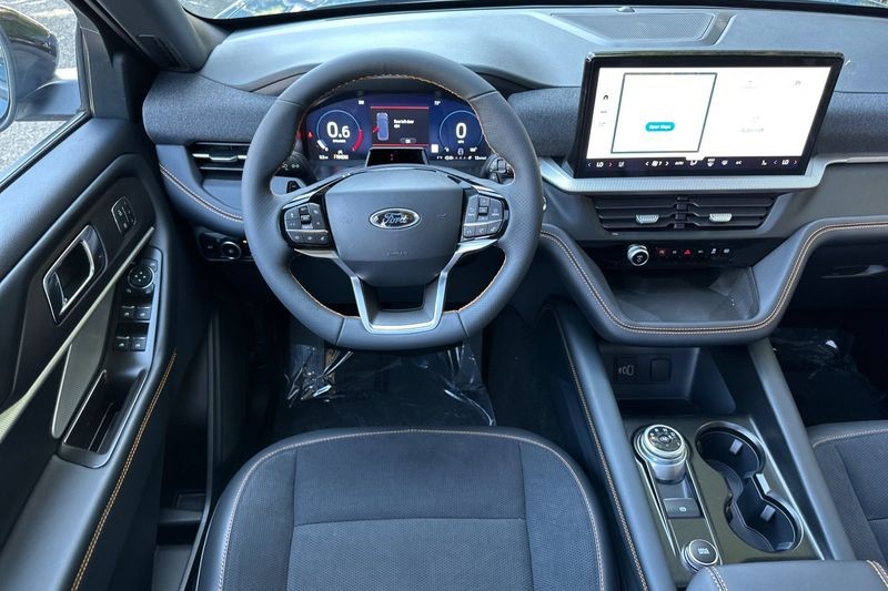 Ford Explorer Vehicle Full-screen Gallery Image 15