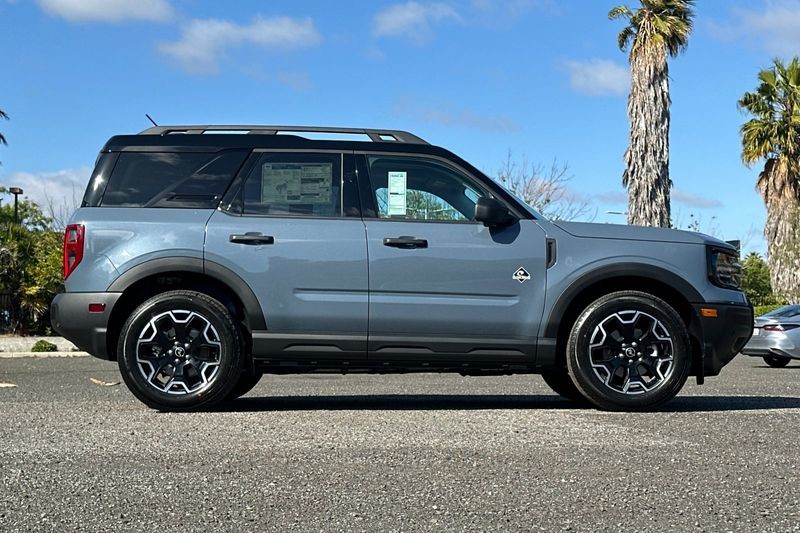 Ford Bronco Sport Vehicle Full-screen Gallery Image 02
