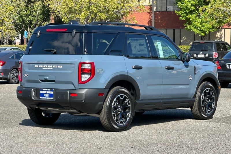 Ford Bronco Sport Vehicle Full-screen Gallery Image 03