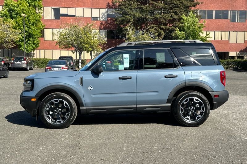 Ford Bronco Sport Vehicle Full-screen Gallery Image 06