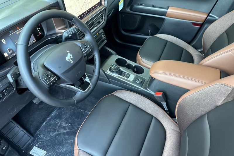 Ford Bronco Sport Vehicle Full-screen Gallery Image 09