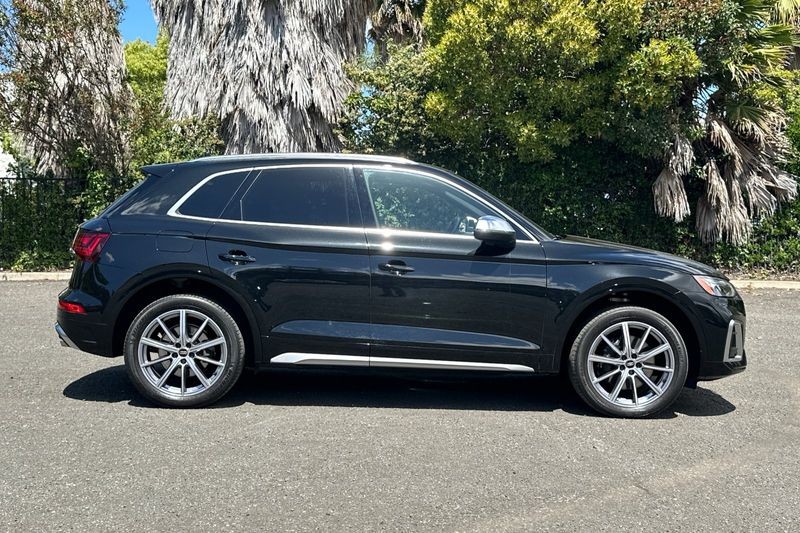 Audi SQ5 Vehicle Full-screen Gallery Image 02