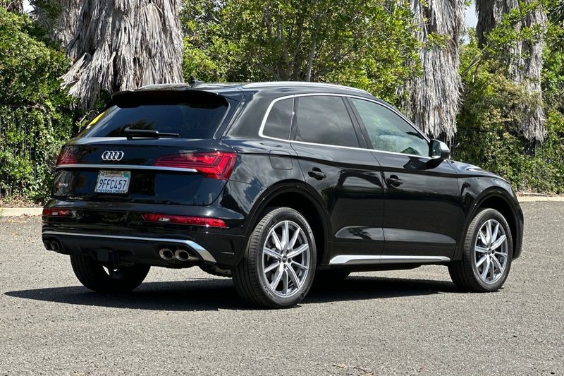 Audi SQ5 Vehicle Full-screen Gallery Image 03