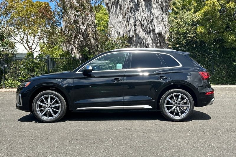 Audi SQ5 Vehicle Full-screen Gallery Image 06