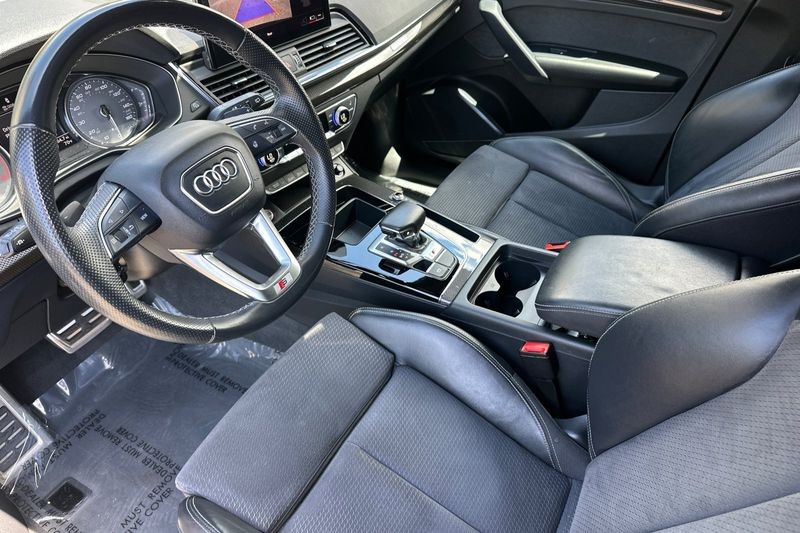 Audi SQ5 Vehicle Full-screen Gallery Image 09