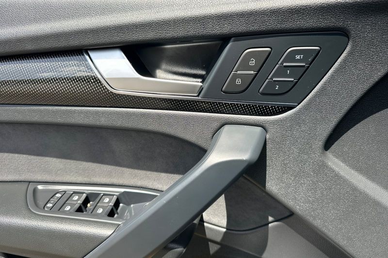 Audi SQ5 Vehicle Full-screen Gallery Image 10