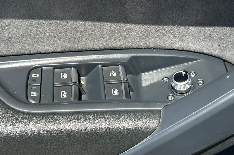 Audi SQ5 Vehicle Full-screen Gallery Image 11