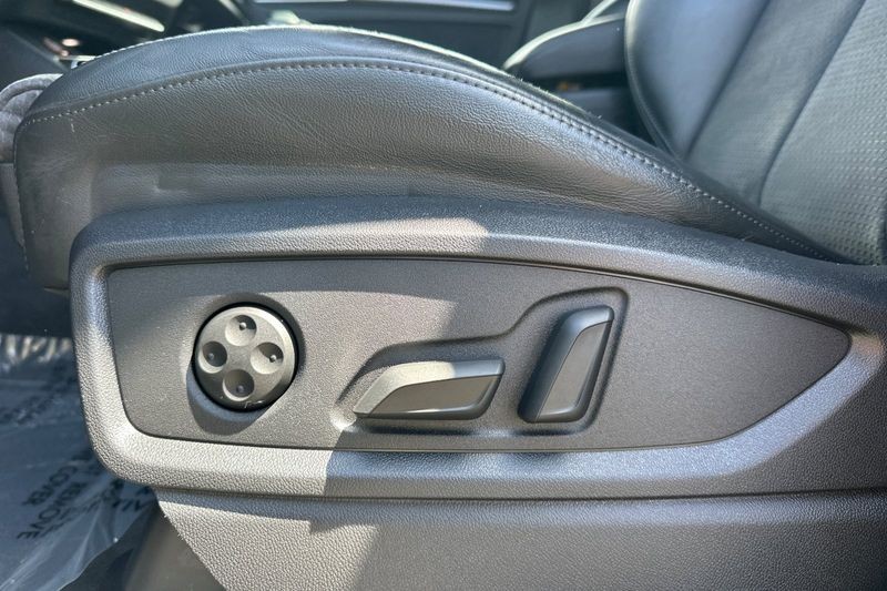 Audi SQ5 Vehicle Full-screen Gallery Image 12
