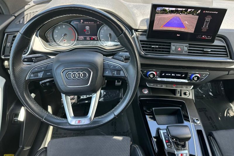 Audi SQ5 Vehicle Full-screen Gallery Image 15
