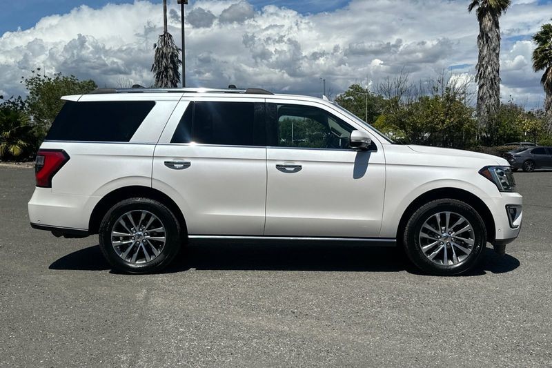 Ford Expedition Vehicle Full-screen Gallery Image 02
