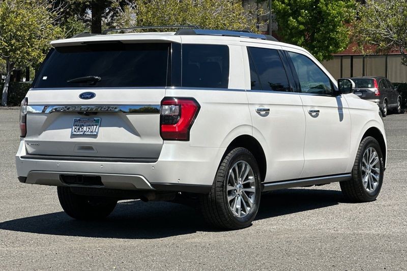 Ford Expedition Vehicle Full-screen Gallery Image 03
