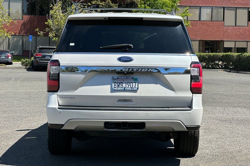 Ford Expedition Vehicle Full-screen Gallery Image 04