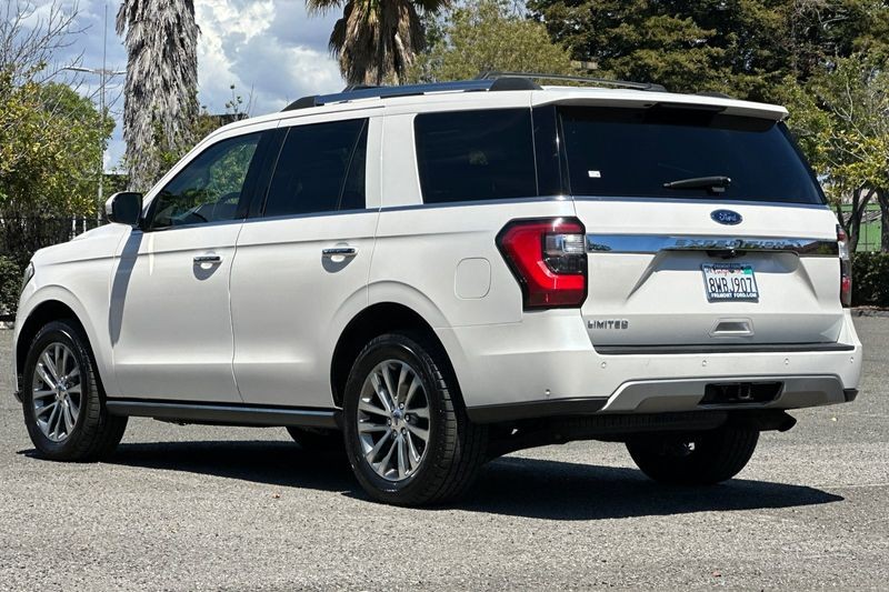 Ford Expedition Vehicle Full-screen Gallery Image 05