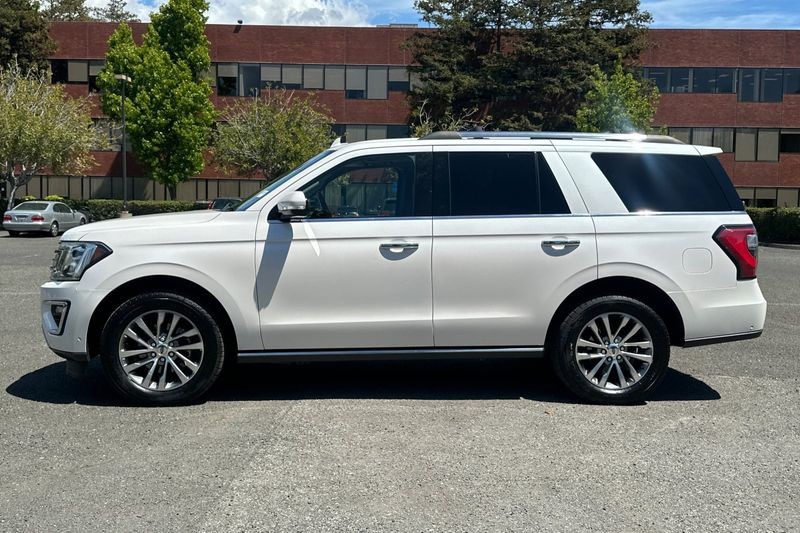 Ford Expedition Vehicle Full-screen Gallery Image 07
