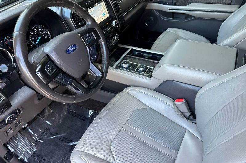 Ford Expedition Vehicle Full-screen Gallery Image 10
