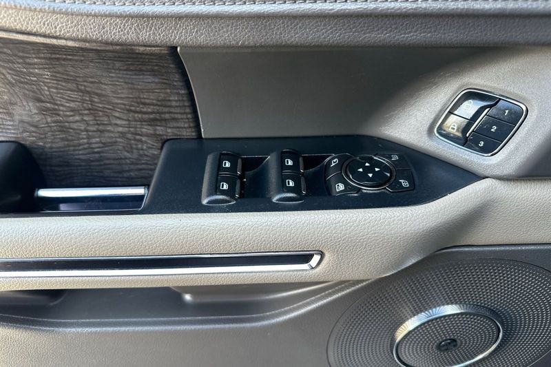 Ford Expedition Vehicle Full-screen Gallery Image 11