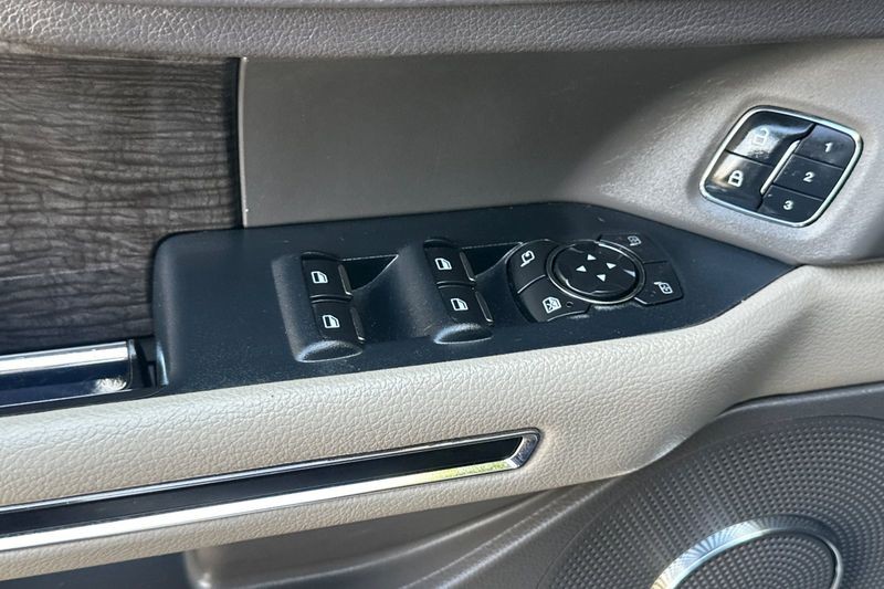 Ford Expedition Vehicle Full-screen Gallery Image 12