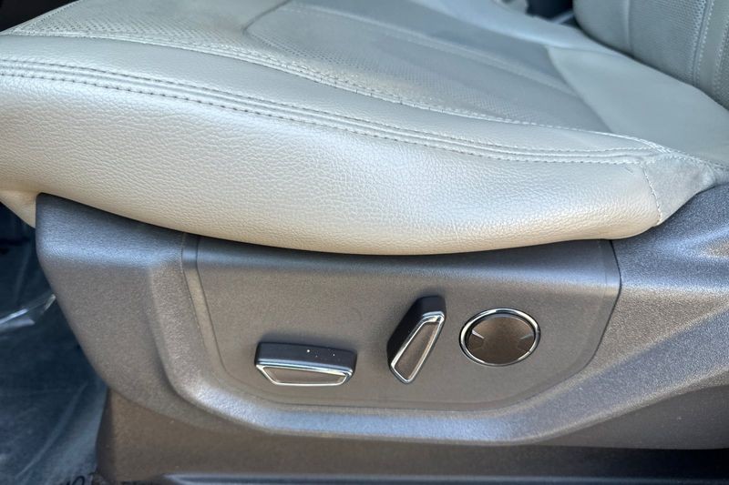 Ford Expedition Vehicle Full-screen Gallery Image 13