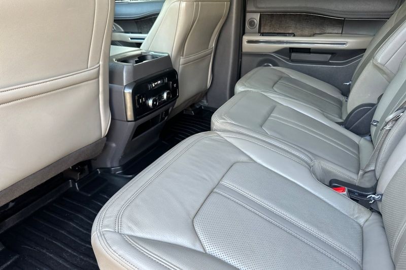 Ford Expedition Vehicle Full-screen Gallery Image 14