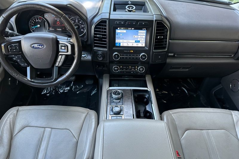 Ford Expedition Vehicle Full-screen Gallery Image 15
