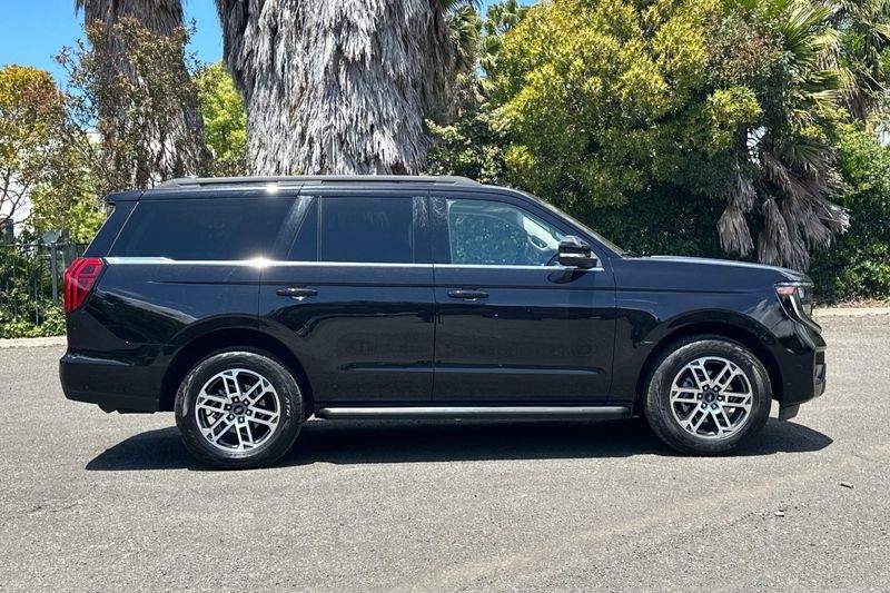 Ford Expedition Vehicle Full-screen Gallery Image 02