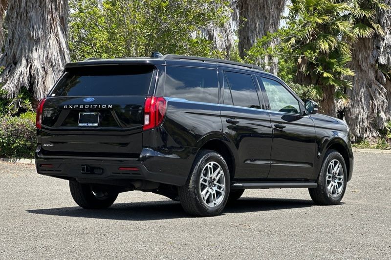 Ford Expedition Vehicle Full-screen Gallery Image 03