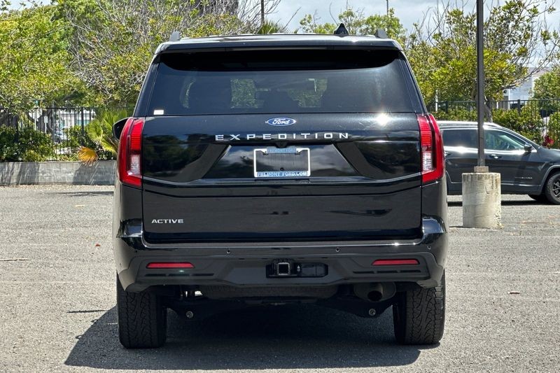 Ford Expedition Vehicle Full-screen Gallery Image 04