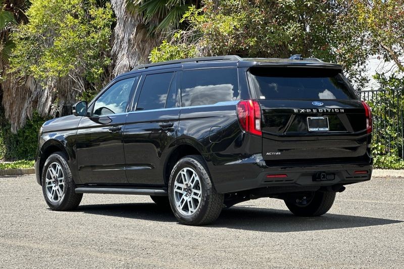 Ford Expedition Vehicle Full-screen Gallery Image 05
