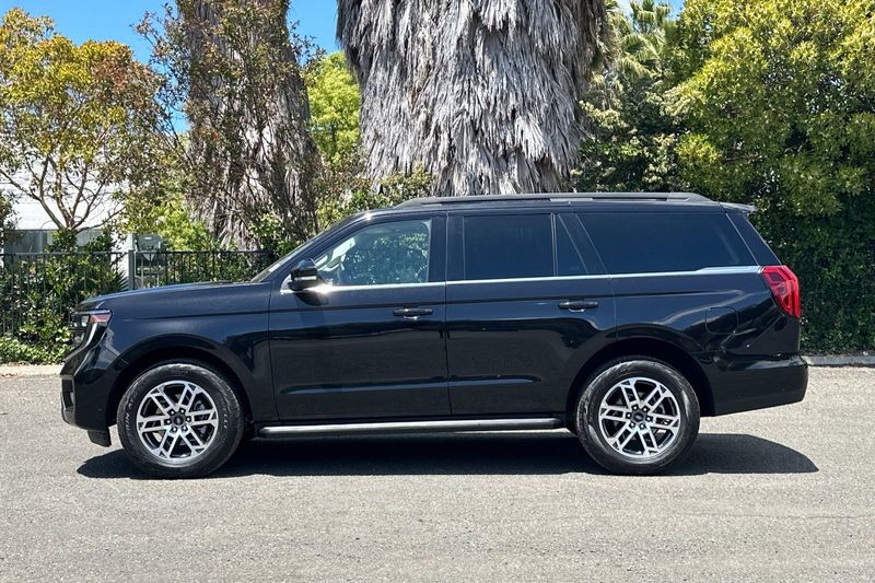 Ford Expedition Vehicle Full-screen Gallery Image 07