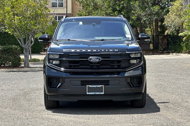 Ford Expedition Vehicle Full-screen Gallery Image 09