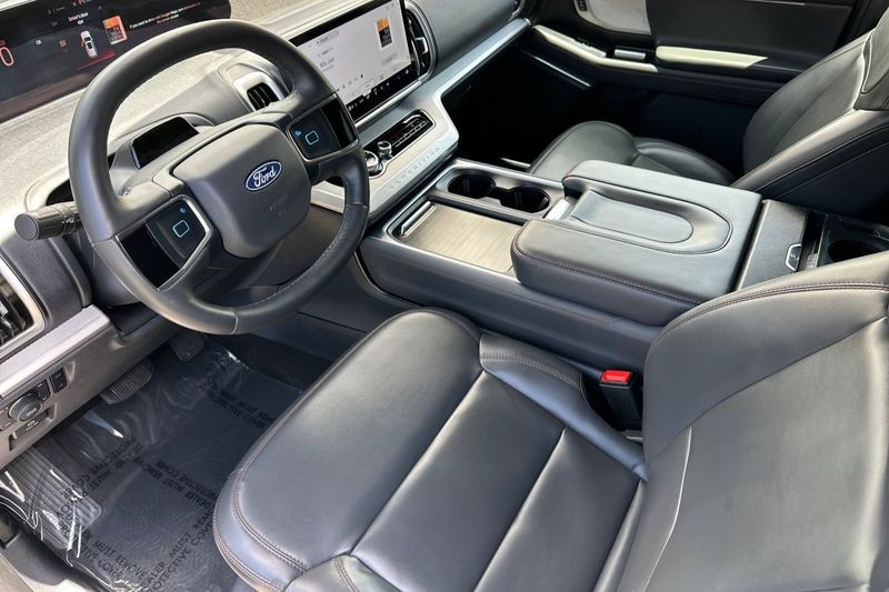 Ford Expedition Vehicle Full-screen Gallery Image 10