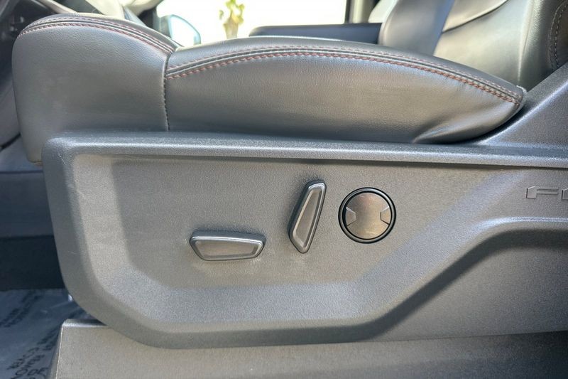Ford Expedition Vehicle Full-screen Gallery Image 13