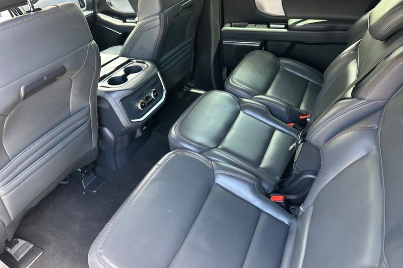 Ford Expedition Vehicle Full-screen Gallery Image 14