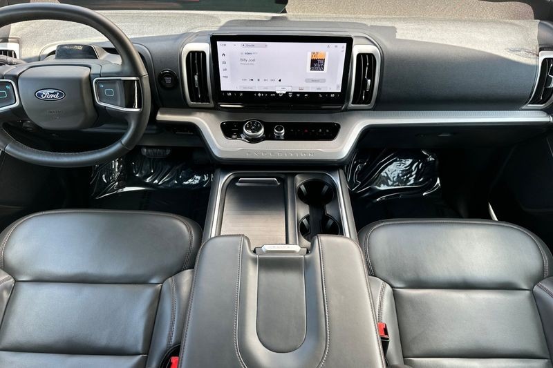 Ford Expedition Vehicle Full-screen Gallery Image 15