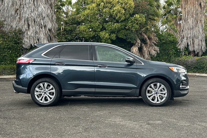 Ford Edge Vehicle Full-screen Gallery Image 02