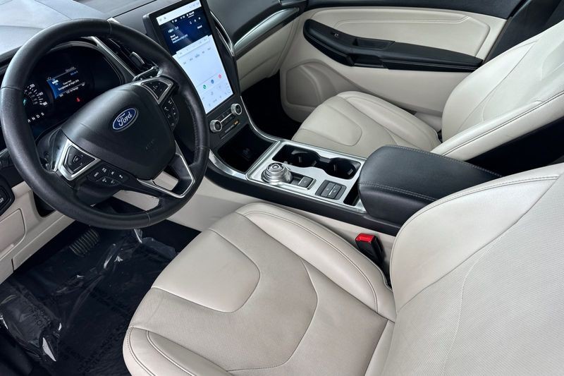 Ford Edge Vehicle Full-screen Gallery Image 10